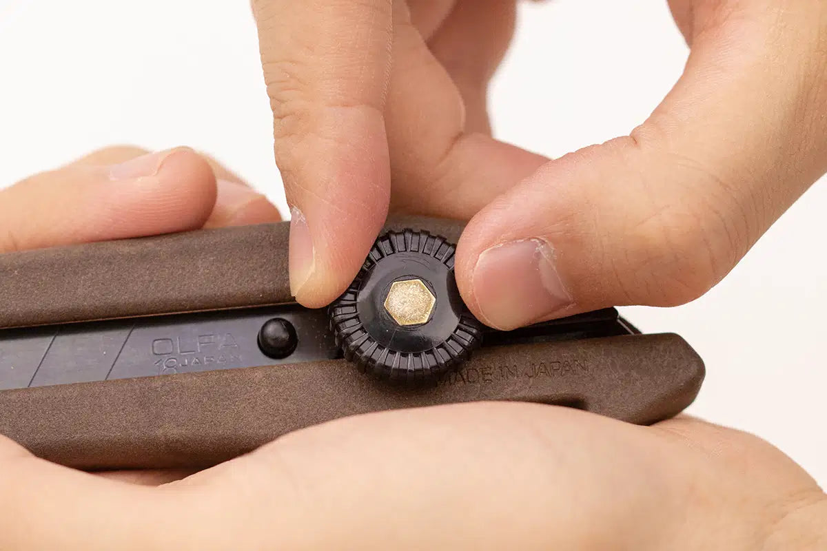 Olfa Woody Brytbladskniv 18mm skruvlås