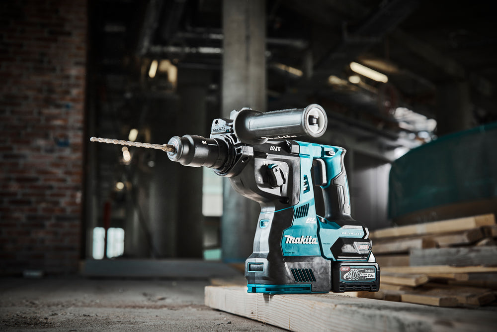 Makita Kombihammare XGT 40V HR002GM202 + Lampa/radio MR009GZ + Lampa ML006GX + Vattenkokare KT001GZ